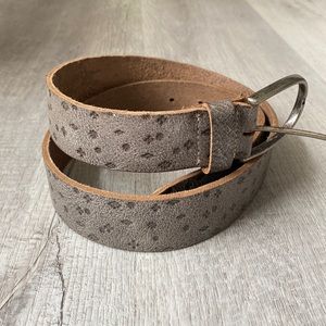 NWOT Amsterdam Heritage women’s belt, size M, in a taupe-pish gray color